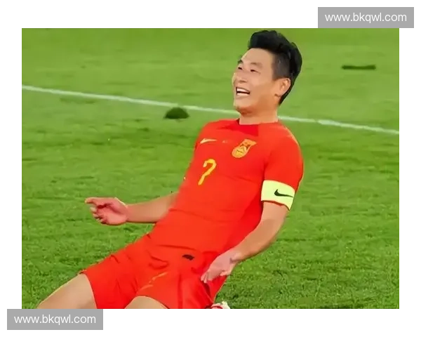 武磊替补登场完成国足百场成就,中国队2-1战胜新加坡为其献上贺礼 武磊替补登场完成国足百场成就,中国队2-1战胜新加坡为其献上贺礼